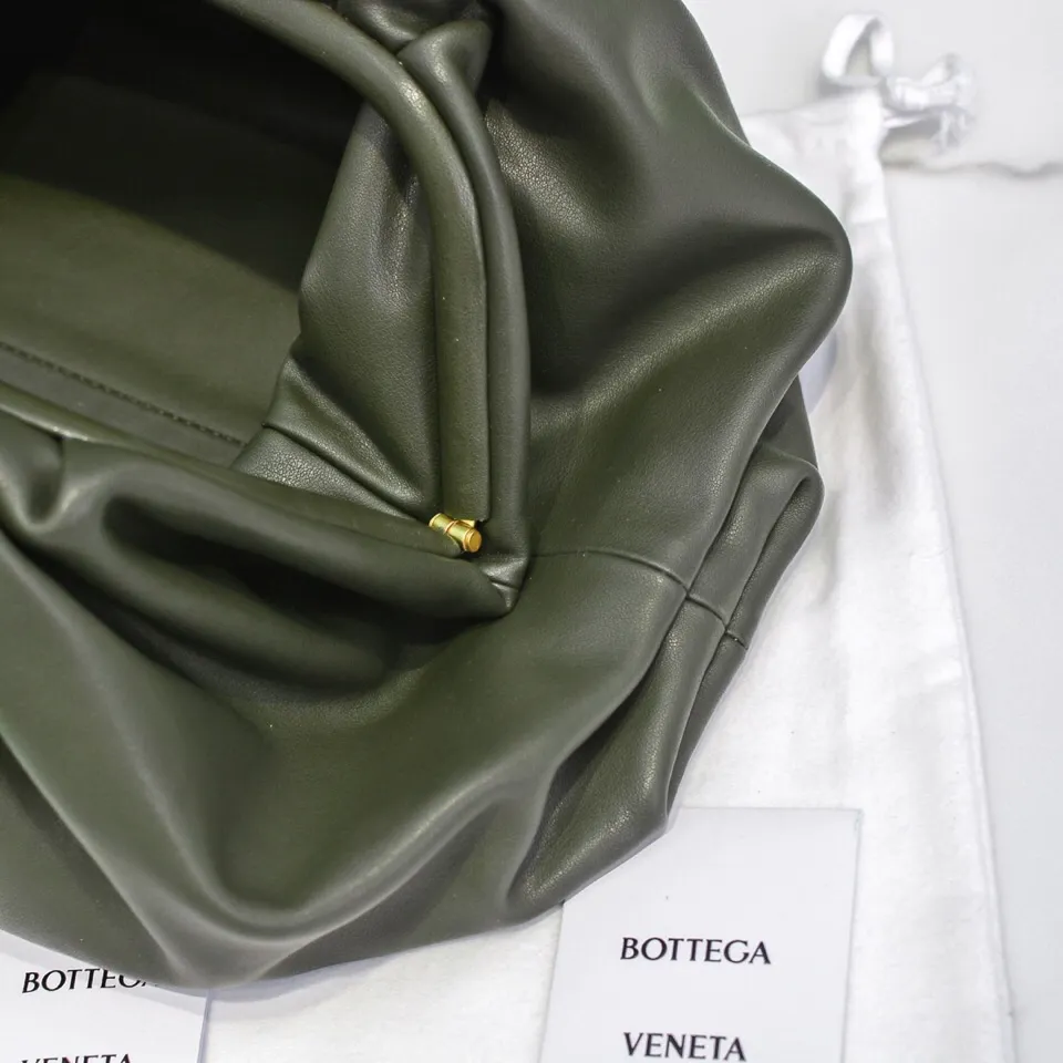 Batch 1660 Bottega Veneta cloud bag ☁️POUCH series original plain calfskin, super low-key and attractive, soft and casual, major Internet celebrity bloggers are crazy about calling it fashionable and classy, ​​lazy and intellectual Large size: 38x20x8.5cm (large cloud plain) dark green